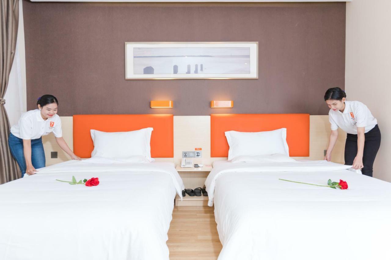 7 Days Premium Hotel Phnom Penh Exteriör bild